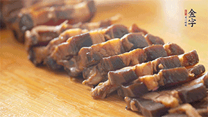 金字醬肉切片。