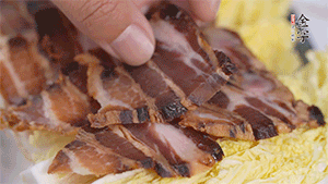 依次擺放娃娃菜和醬肉。