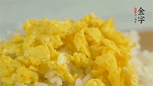 將雞蛋碎、西蘭花碎和放涼的米飯混合，用少許鹽、橄欖油調(diào)味。