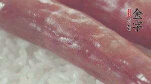 關(guān)上蓋子，煮到米飯露出時(shí)。