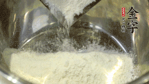 【油皮】1．將油皮材料放入料盆中，緩緩加100ml水，攪拌成雪花片狀。在案板上反復揉搓成有一定筋度的光潔面團，搓成12個團子。