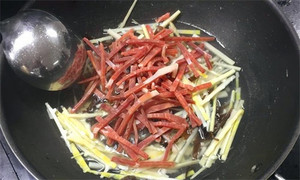 火腿絲、筍絲、黑木耳絲汆水后，瀝干。