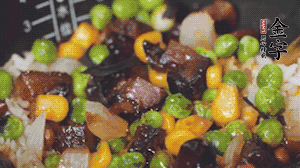 出鍋前加蠔油、生抽調(diào)味，撒點熟白芝麻即可。