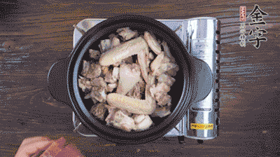 將雞肉塊、火腿、料酒、姜一同放入在燉鍋中，加冷水大火煮開后，小火燉煮40分鐘。
