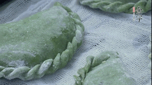 【制作】2.蒸架上墊浸濕的屜布，再放上清明果，大火蒸10~15分鐘，完成，出鍋啦！