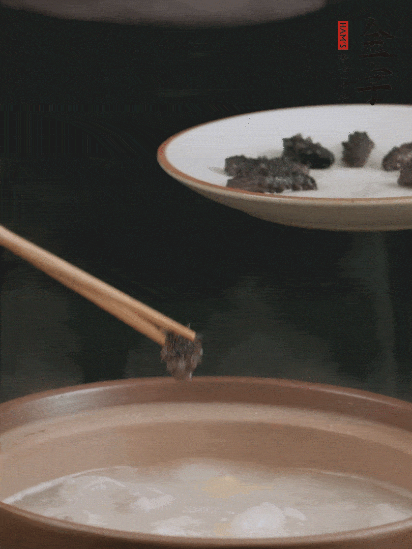 期間雞湯燉到80分鐘時(shí)，加小海參再燉10分鐘。