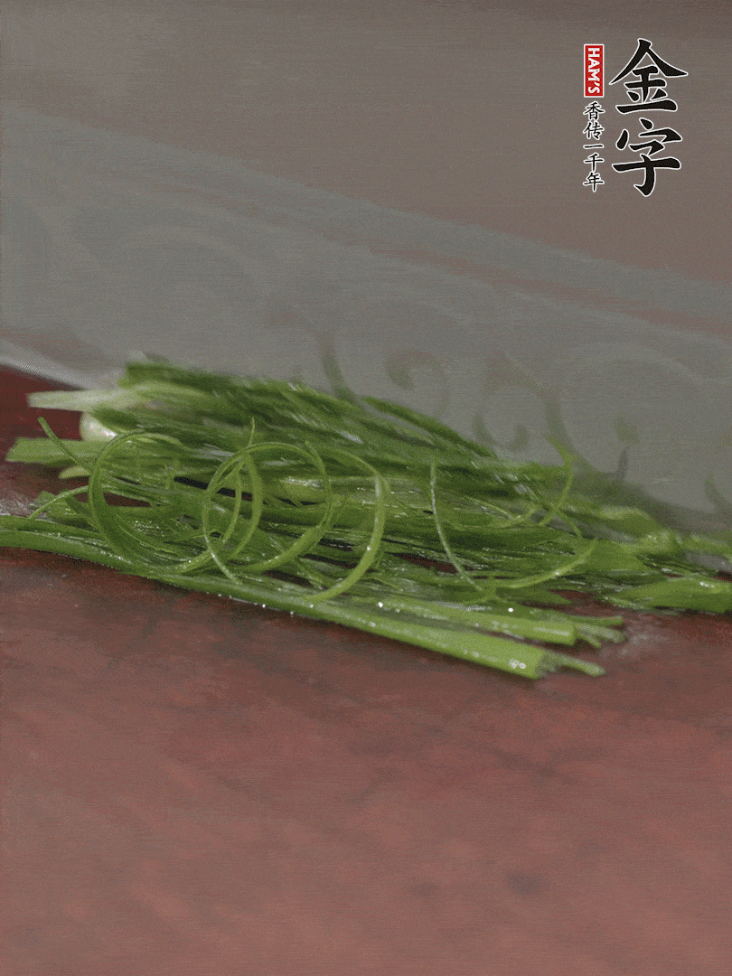 生姜切薄片，紅椒切細絲，小蔥蔥綠切細絲，泡入冰水中保持新鮮。