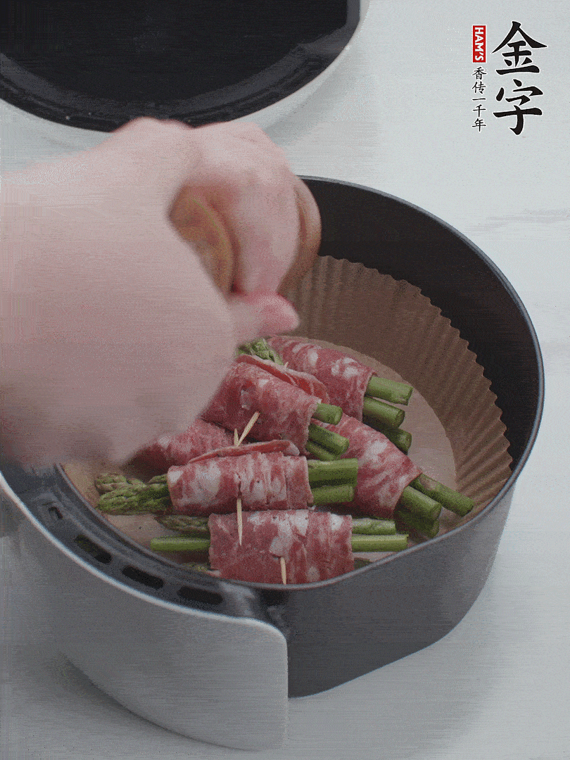 在培根卷上撒點黑胡椒碎。