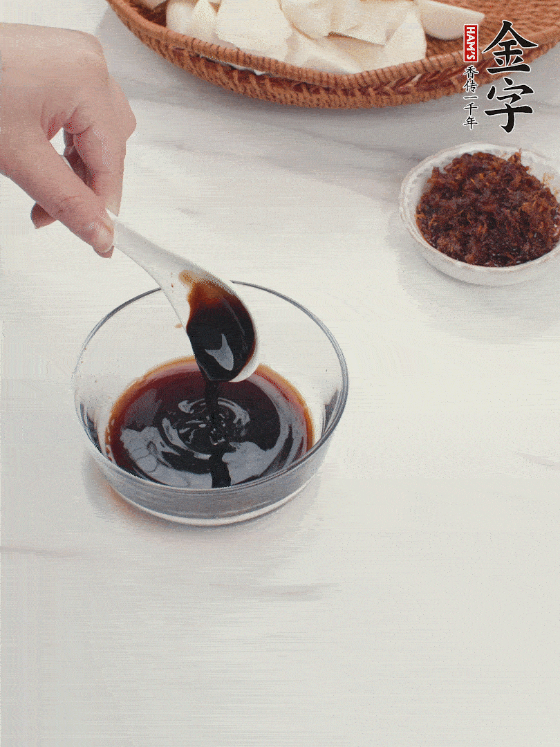 將生抽、老抽、黃酒和白砂糖在小碗里調(diào)成味汁。
