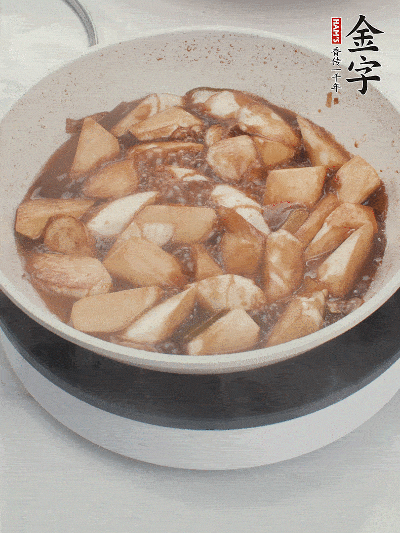 待茭白煸到微微發(fā)黃加入調(diào)好的味汁翻炒。加一小碗清水蓋蓋子燜3-4分鐘。