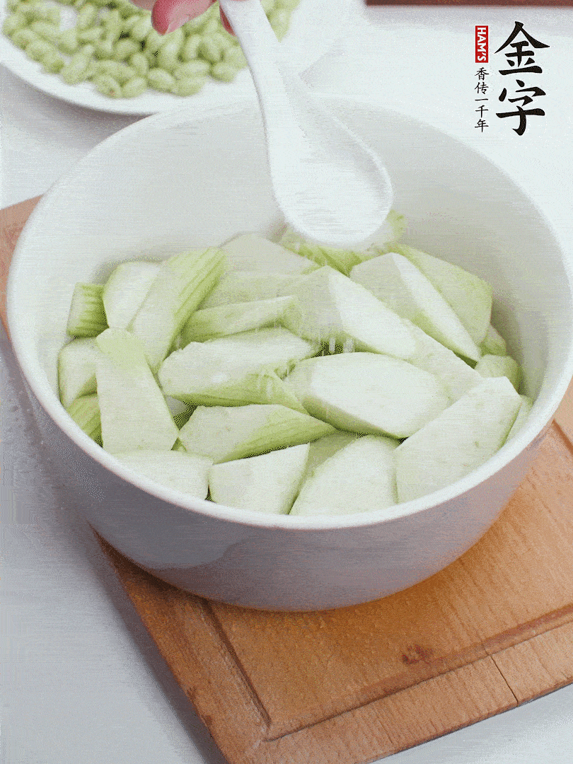 水中加1勺鹽浸泡，防止變黑。