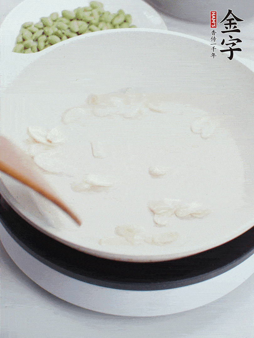 金字淡咸肉煮15分鐘，撈出切片。油5成熱時，蒜末、咸肉爆香。
