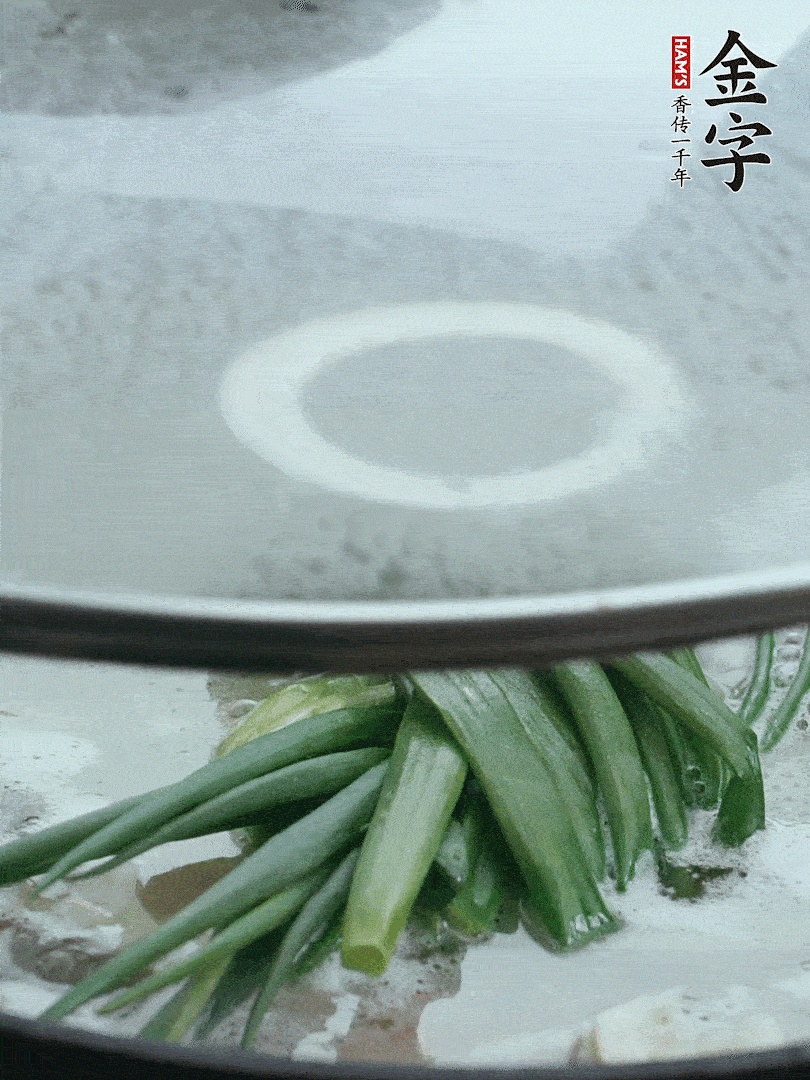 加蔥結(jié)去腥，大火開后中火燒20分鐘。