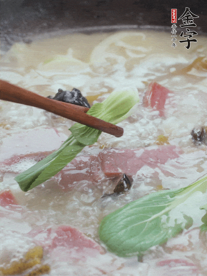 撈出蔥結(jié)，小菜心點(diǎn)綴。