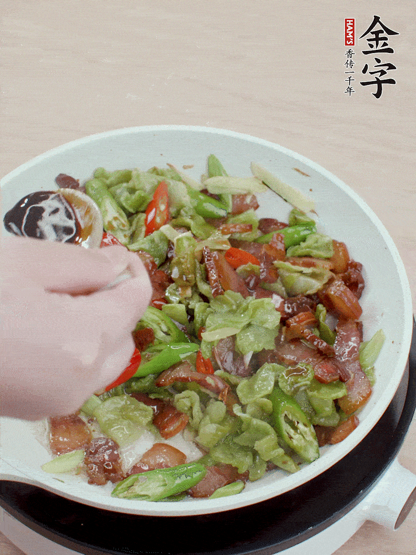 2勺生抽調(diào)味，最后撒蒜葉。