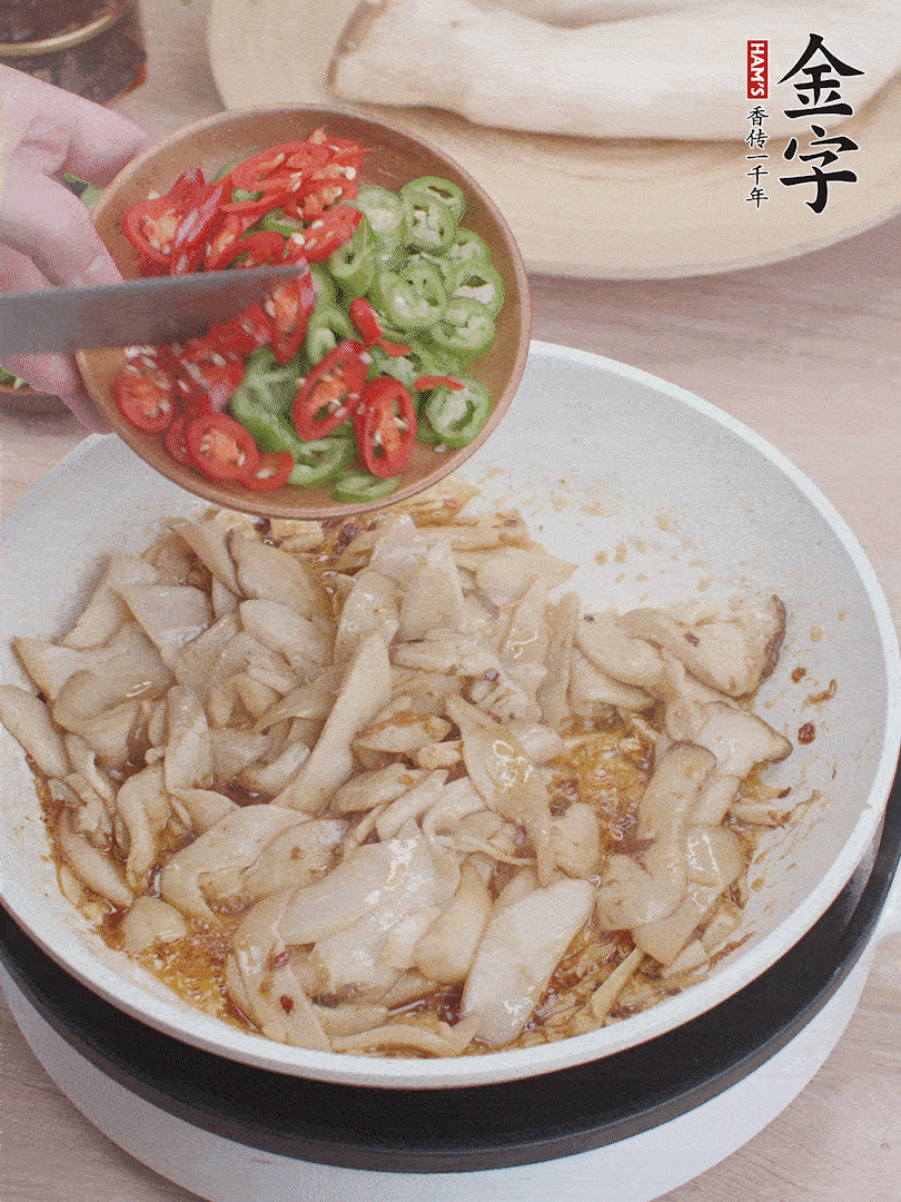 下杏鮑菇、青紅辣椒炒出香味。