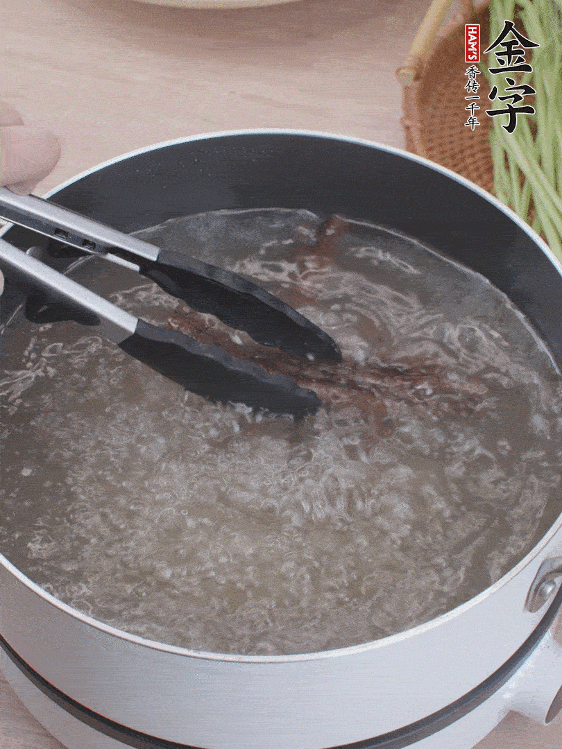 金字醬油肉下鍋煮10分鐘，切薄片。
