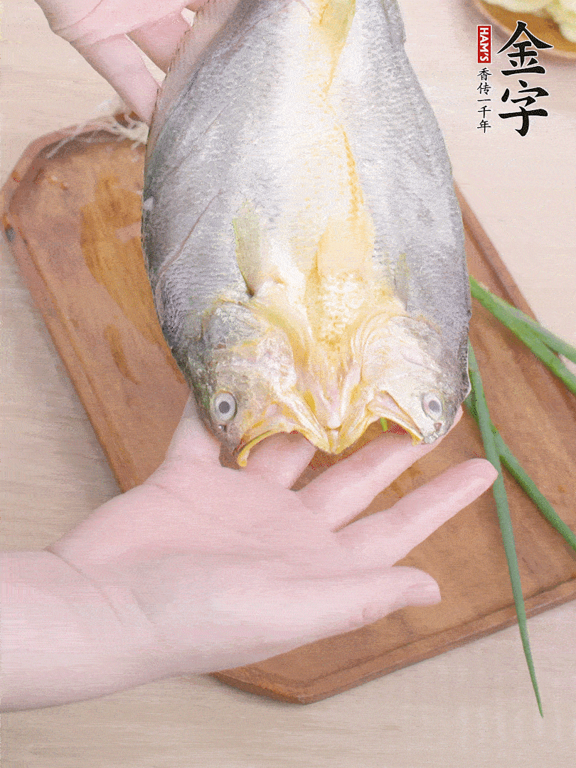 黃魚(yú)背部開(kāi)刀，洗凈切花刀。適量鹽涂抹魚(yú)身兩面。
