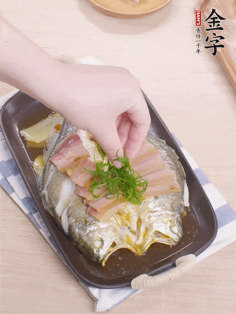 取出姜蔥，淋2勺蒸魚(yú)豉油，擺蔥絲。