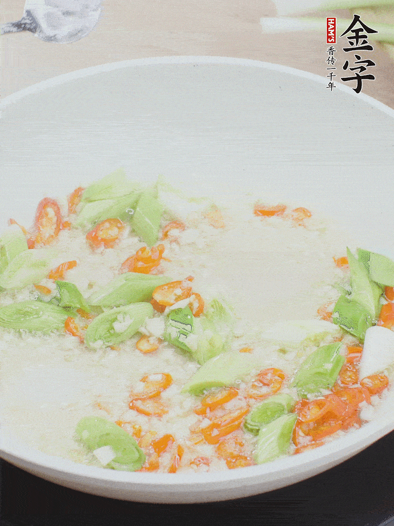 油5成熱時(shí)，下蒜末、辣椒、蒜白煸炒。