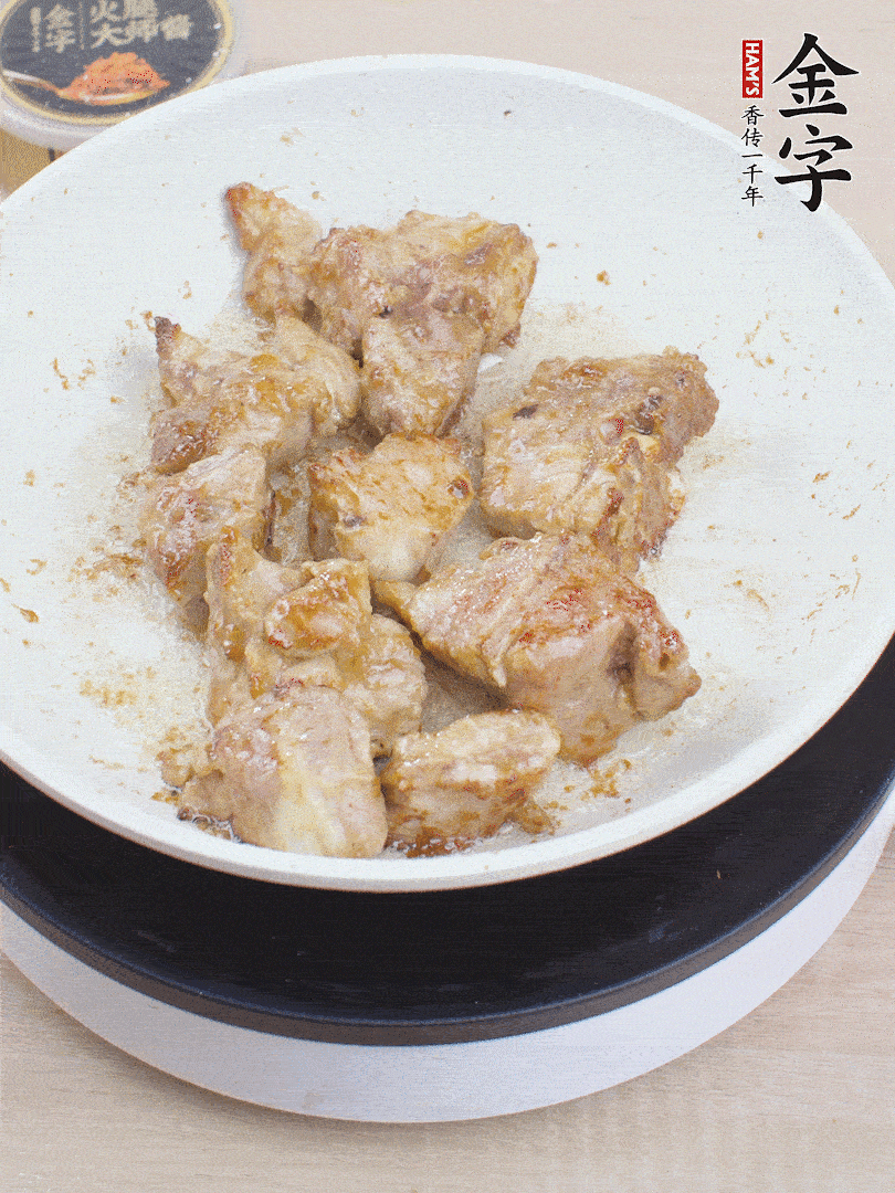 油4成熱，下小排煎炒至邊緣微微發(fā)焦。