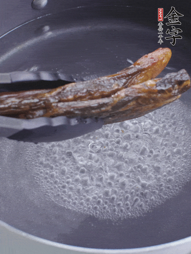 金字醬油肉水煮15分鐘，切薄片。