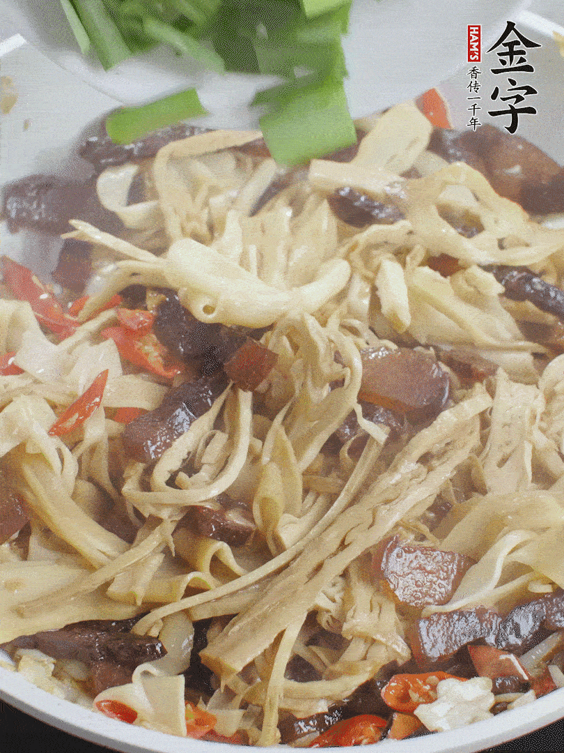 翻炒均勻，下蒜葉。