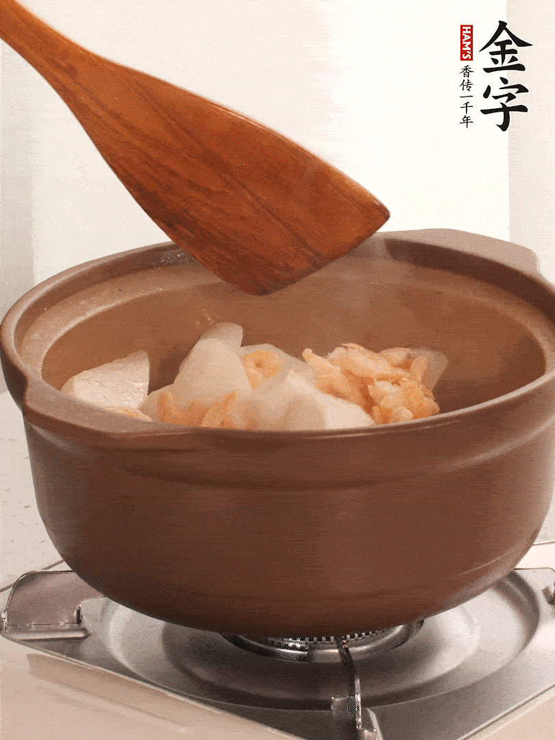 放白蘿卜、海米煸炒1-2分鐘，白蘿卜一定要先炒過再燉湯，香味更足。