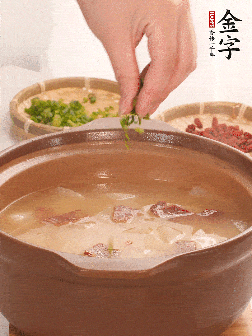 最后點綴點小蔥花、枸杞，增色提味。