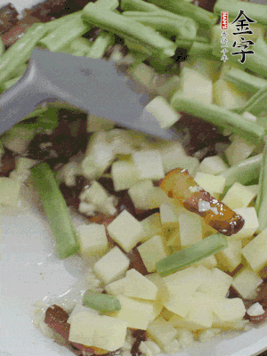 下蒜末、豆角、土豆塊翻炒。
