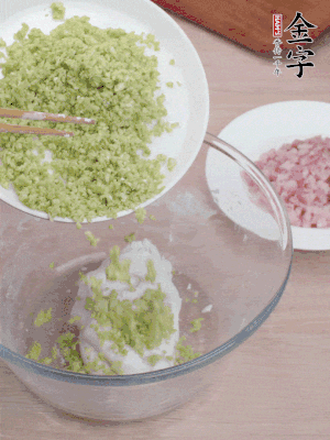 糯米粉邊揉邊加水，成團后揉進蠶豆、咸肉。