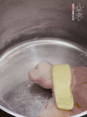 撈出洗凈后，加蔥姜、黃酒二遍焯水。