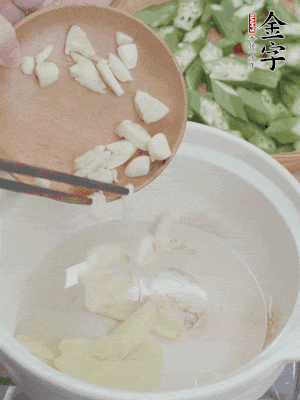 砂煲熱油，姜蒜、辣椒煸香。