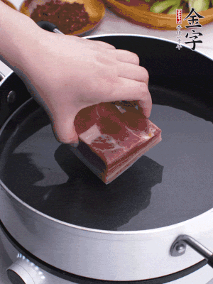 金字淡咸肉冷水入鍋煮15分鐘。