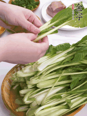 小青菜掰成一片片。