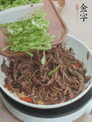水分煸干，下青椒絲快炒1分鐘。