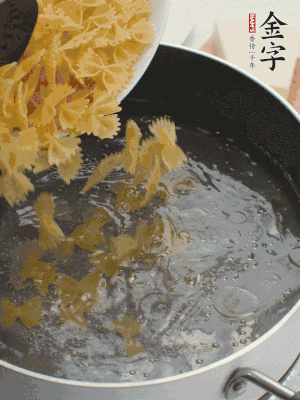 蝴蝶面加橄欖油煮熟；豌豆焯水30秒。