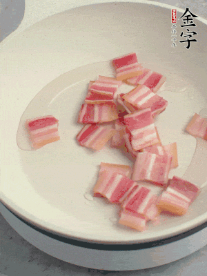 鍋中少許油，金字淡咸肉煸香。
