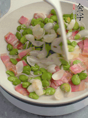 放蠶豆豆瓣、百合炒勻。