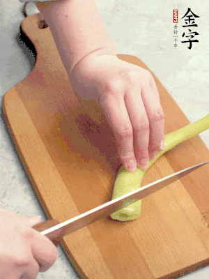 蔥切段，姜切絲，辣椒斜切成塊。