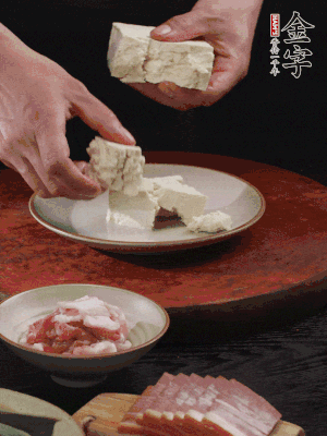一塊老豆腐掰成大塊。