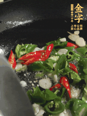 起鍋燒油，加辣椒、蒜片大火翻炒出香味。