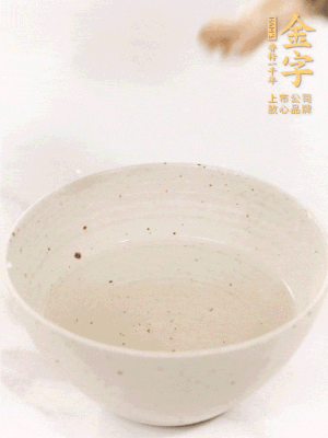 羊肚菌流水洗凈2遍后，溫水泡發(fā)15-20分鐘。