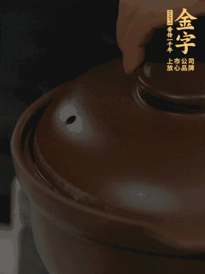 雞、火腿、姜片一起放入砂鍋中，大火轉(zhuǎn)小火燉2小時。
