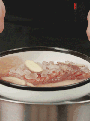置于盤中，加冰糖100g、黃酒100g、水200g，上鍋蒸20分鐘。