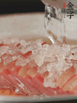 依舊放上冰糖100g、黃酒100g、水200g，鍋中再蒸15分鐘。