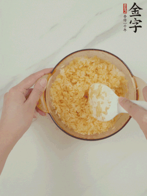 隔夜剩米飯加蛋黃攪拌均勻。