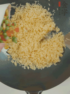 下豌豆粒、胡蘿卜粒、玉米粒。（買現(xiàn)成冷凍的雜菜即可，非常方便）