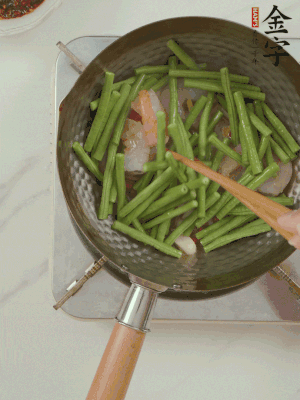 下掰好的缸豆段翻炒，略燜煮。