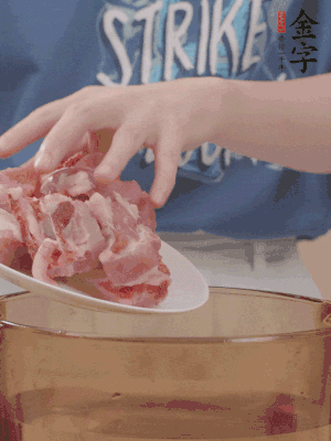 排骨剁小塊，加姜片、料酒沸水下鍋焯水。